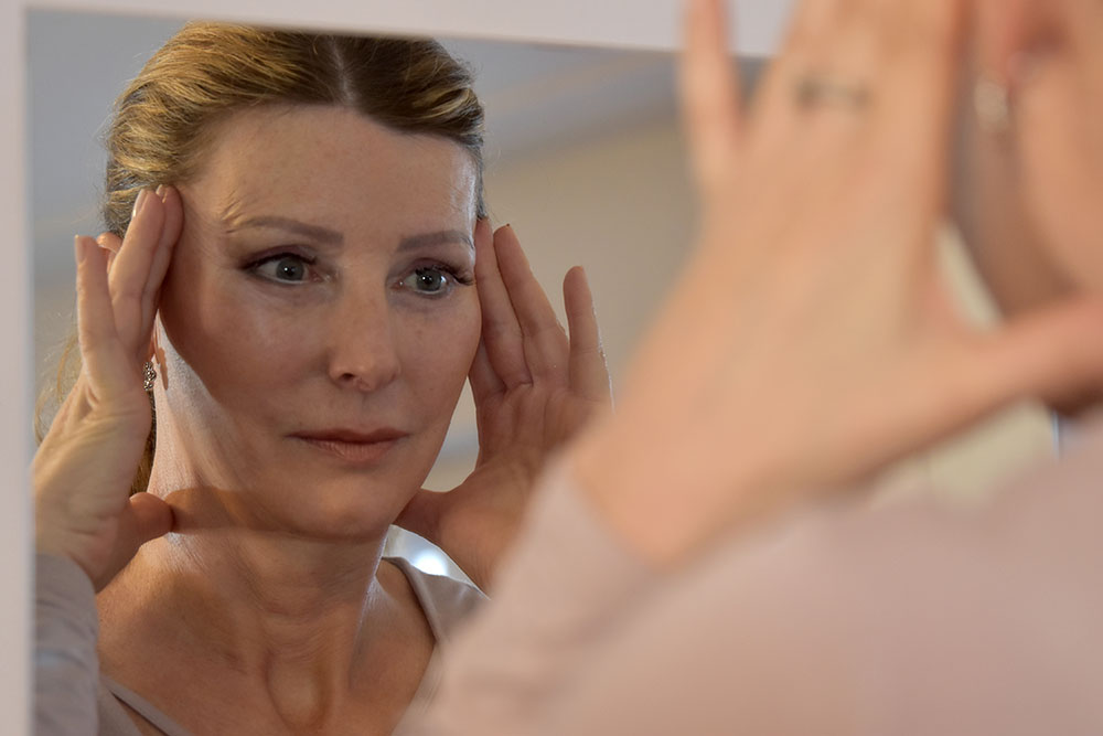 Carin Andresen demonstrating a face yoga massage at the temples